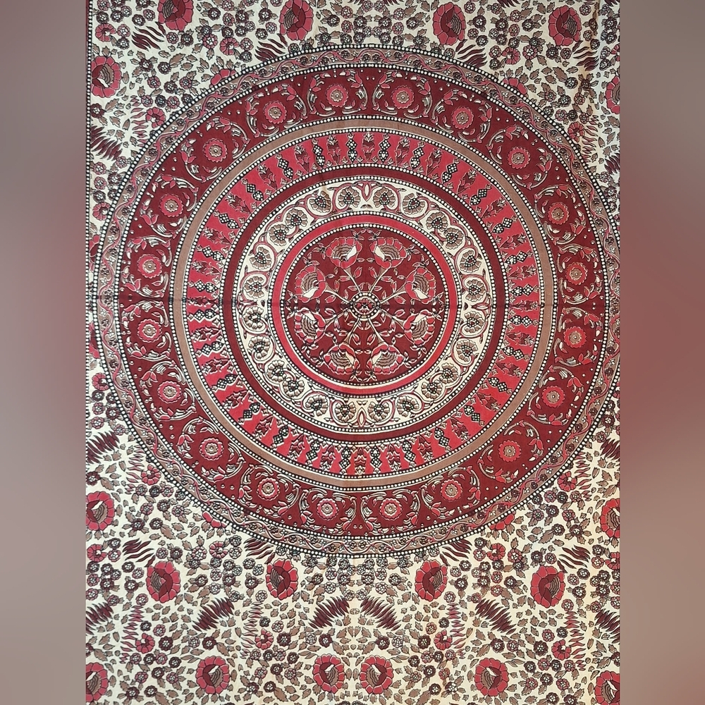 Beautiful Tablecloth with Intricate Pattern - Picture 3 of 4